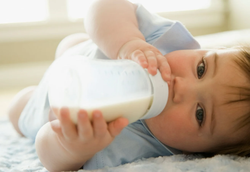 Bao lâu nên đổi sữa công thức cho bé là thắc mắc của nhiều cha mẹ khi mới sinh con