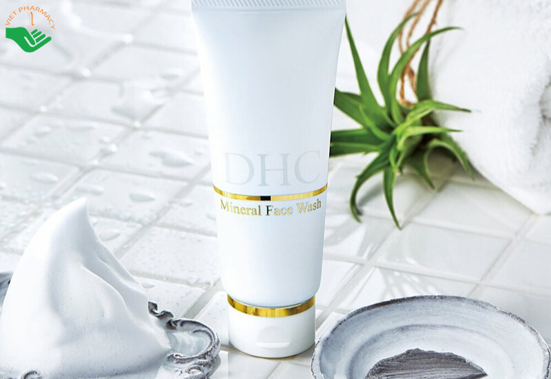 Sữa rửa mặt DHC Mineral giúp làm sạch bụi bẩn và bã nhờn có trên da (Tuýp 100ml)