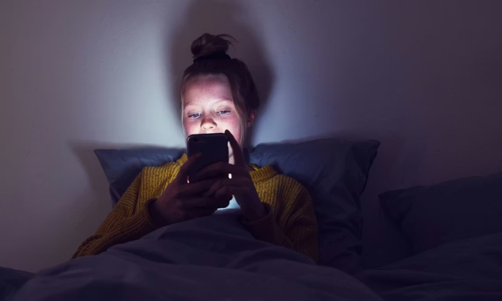 Dùng điện thoại có bị nám da không? Đừng tự tay ký "bản án tử" cho nhan sắc vì thói quen lướt web đêm khuya.