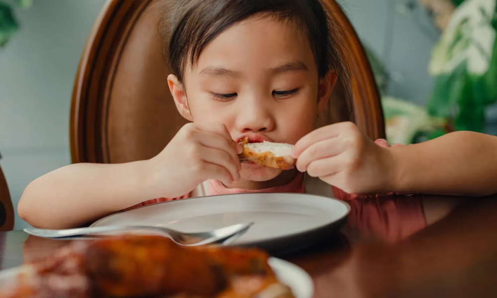 Chế Độ Dinh Dưỡng Cho Bé 20 Tháng Tuổi cần ăn 3 bữa chính thêm với từ 1 đến 2 bữa phụ mỗi ngày với đầy đủ 4 nhóm chất