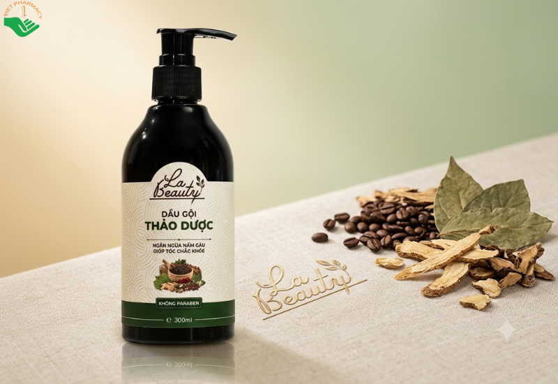 Dầu gội thảo dược La Beauty làm sạch da đầu, ngăn ngừa gàu, dưỡng tóc suôn mượt (Chai 300ml)