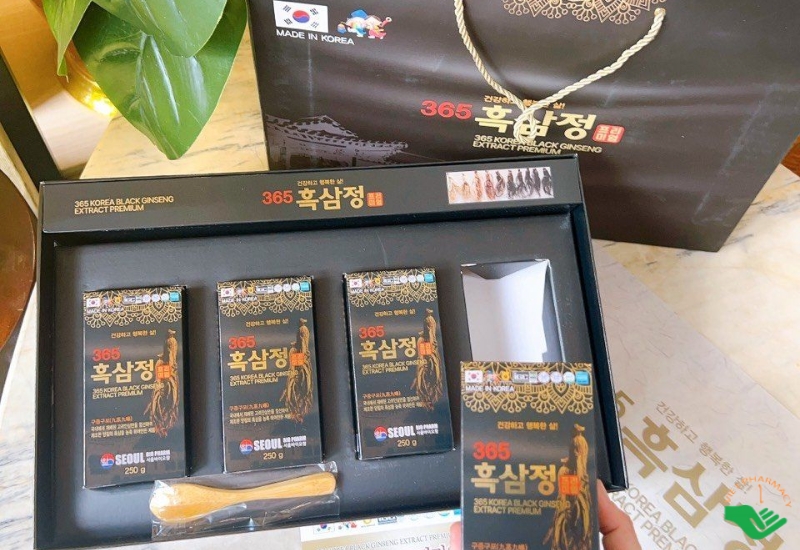 Cao-hac-sam-Imperial-Family-Korea-Black-Ginseng-Extract-Samsung-BioPharm-Ho-tro-boi-bo-co-the-tang-cuong-suc-khoe-va-nang-cao-the-trang.-Hop-4-Lo-x-250g